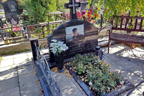 Черный фигурный памятник с крестом