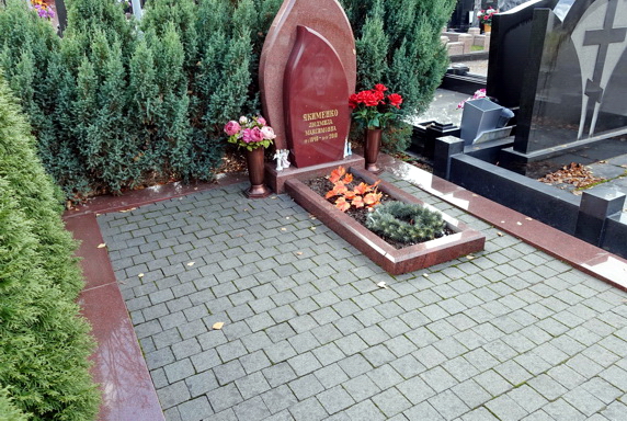 Пламевидное надгробье и наземное покрытие брусчаткой